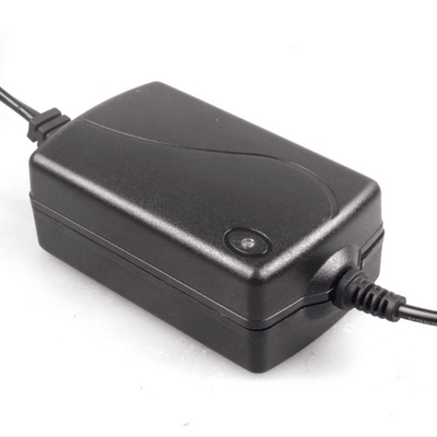 24W 24V 1A 12V 2A Adaptador de alimentação AC/DC para escritório com tensão de saída em preto 24VDC