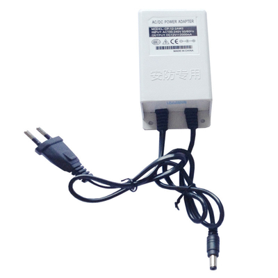 Excelente adaptador de energia 12V DC à prova d'água com corrente de saída de 2000mA em branco