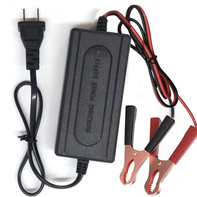 Carregador de bateria de automóvel de motocicleta de 12 V 1 A com tensão de entrada e corrente de 100-240 V/0,6 A