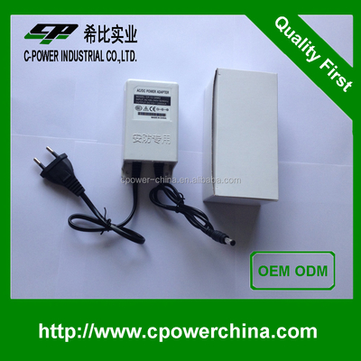 Adaptador de alimentação de 12V 24W com corrente de saída de 2000mA e design branco dócil