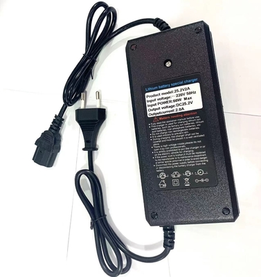Carregador de bateria de adaptador de 25,2 V 2 A potente e conveniente para baterias de lítio de potência C