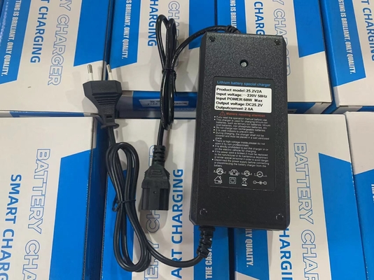 Carregador de bateria de adaptador de 25,2 V 2 A potente e conveniente para baterias de lítio de potência C