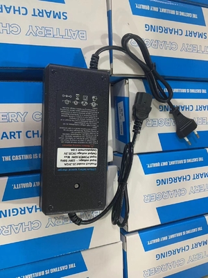 Carregador de bateria de adaptador de 25,2 V 2 A potente e conveniente para baterias de lítio de potência C