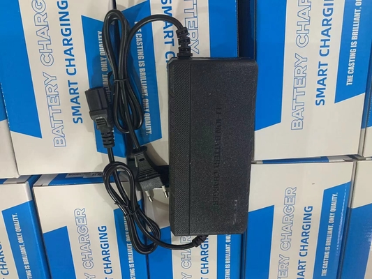 Carregador de bateria de adaptador de 25,2 V 2 A potente e conveniente para baterias de lítio de potência C